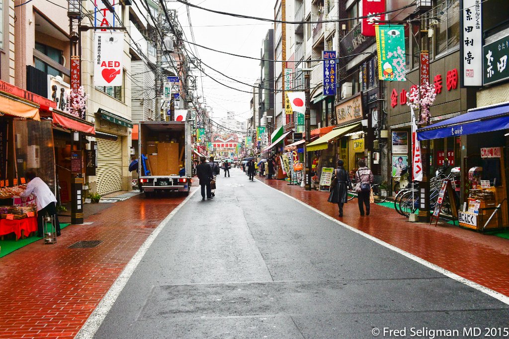20150309_110522 D4S.jpg - Window shopping in Tokyo is delightful